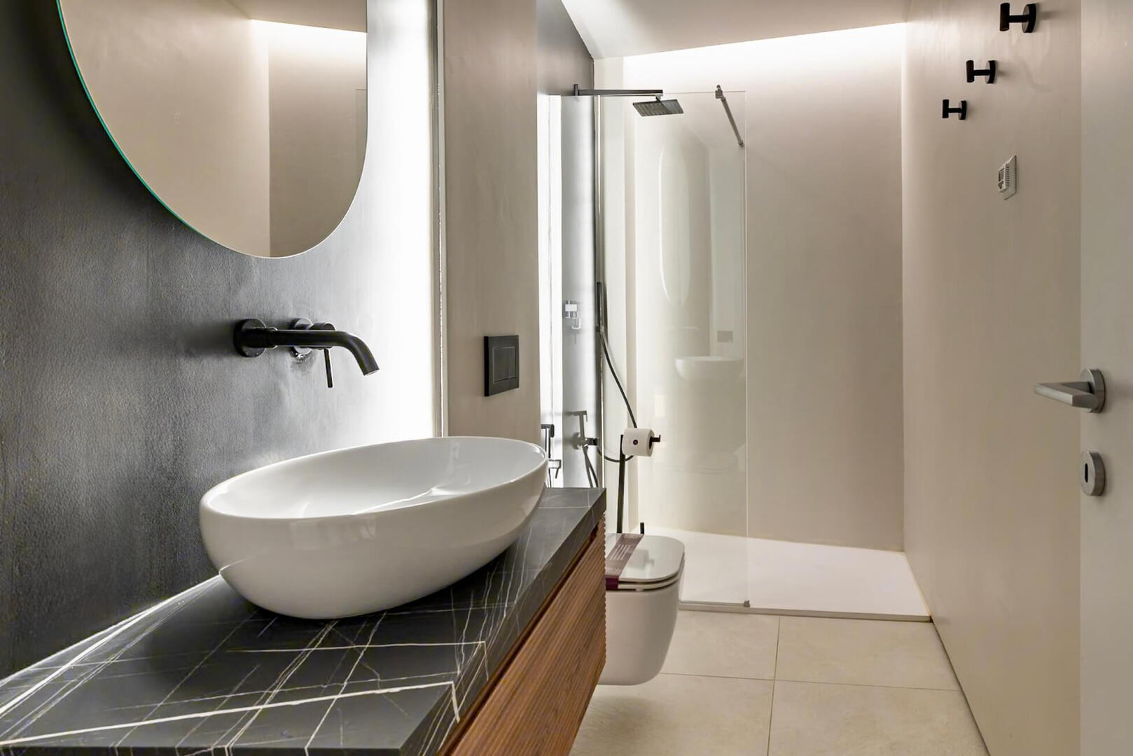 Bright bathroom with walk-in shower and elegant finishes for total relaxation.